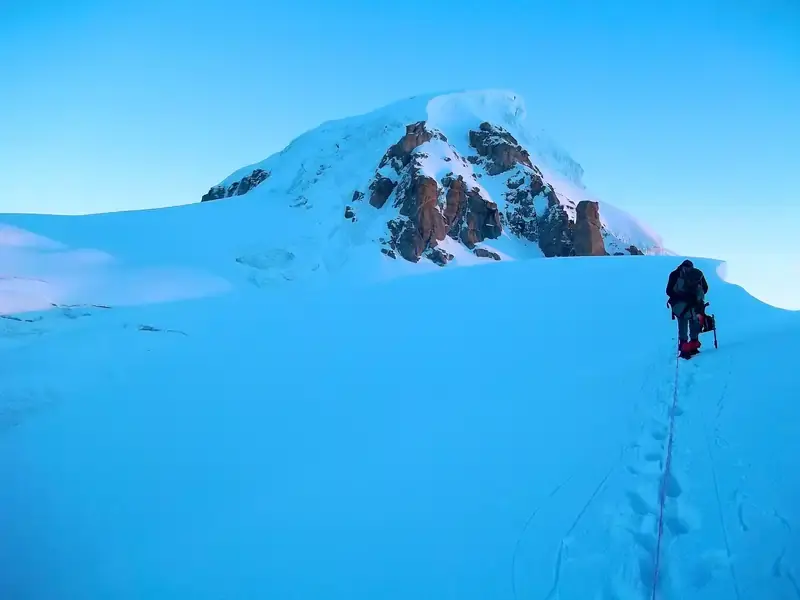 The Altitude Divide: Climbing 6000m and 7000m Peaks with Frontpoint Adventures vs. Commercial Mass Operators — image 2